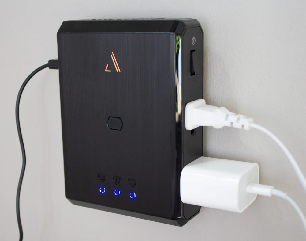 Austere III Series \\ Power 4-Outlet With Omniport USB
